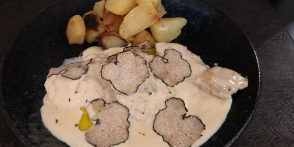 Chicken breast with gorgonzola & black truffle - Mr Val by Il Calcio | Diverse Cuisine Delivery in Monaco, Cap-d'Ail & Beausoleil